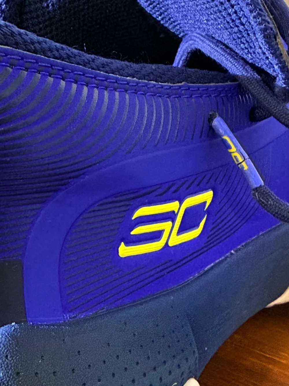 uggested title:  Under Armour Stephen Curry SC Basketball Shoes Blue Yellow 6.5Y